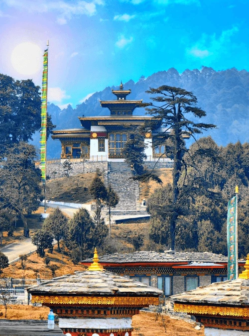 Templo budista rodeado de montañas del Himalaya en Bután