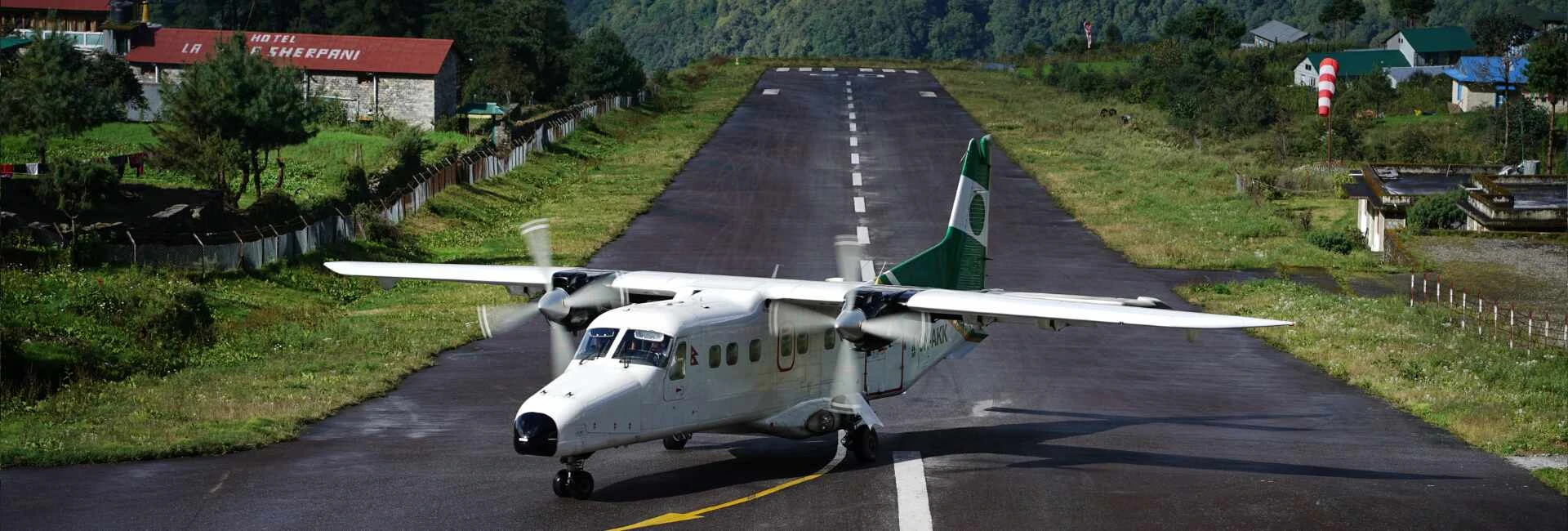 Lukla: el vuelo que da inicio a toda expedición al campamento base del Everest.