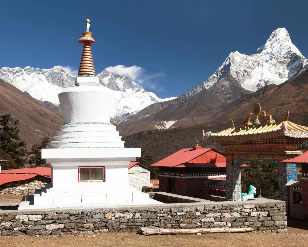 La Vista Desde el Patio de Tengboche