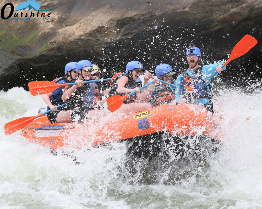 Aventura de rafting en el río Trishuli rodeado de paisajes naturales de Nepal