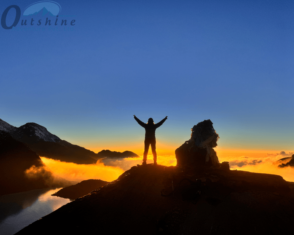 Amanecer sobre las montañas del Himalaya en el Valle de Langtang