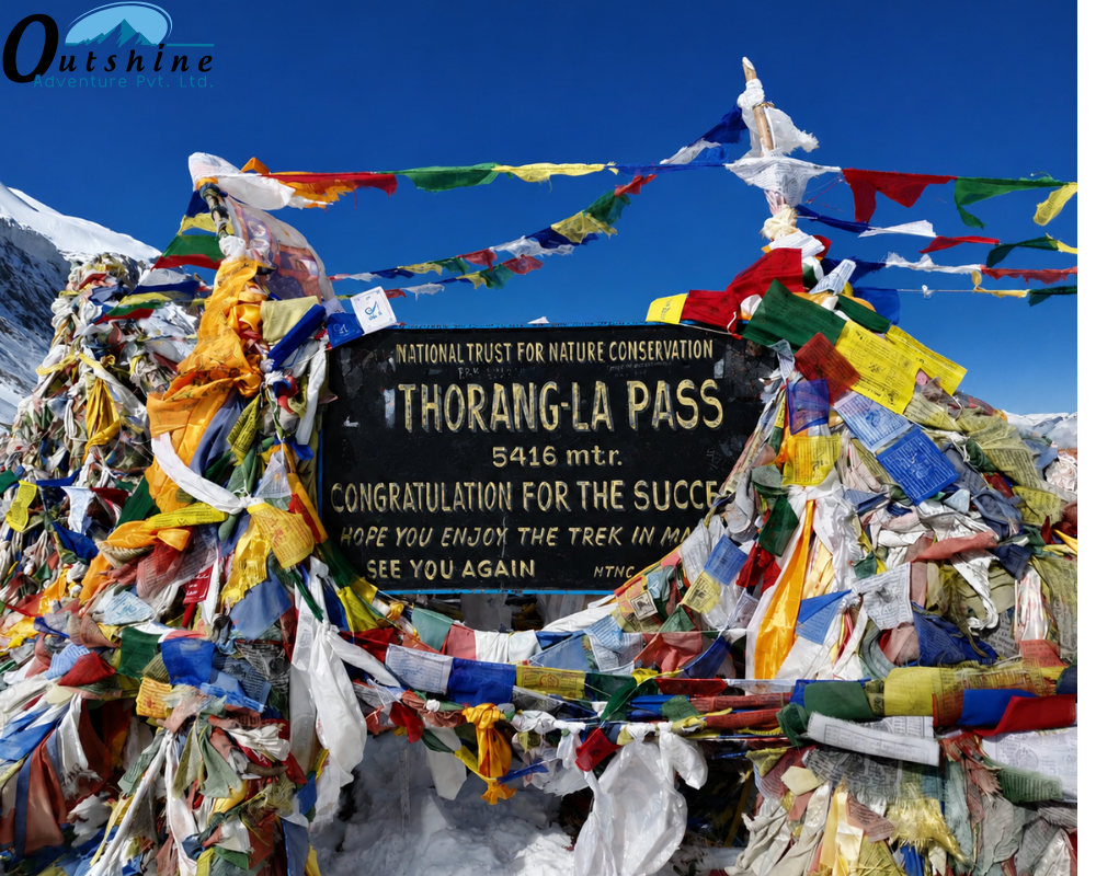 Senderista caminando entre los impresionantes paisajes del Himalaya cerca del paso Thorong La durante el Circuito Annapurna en Nepal.
