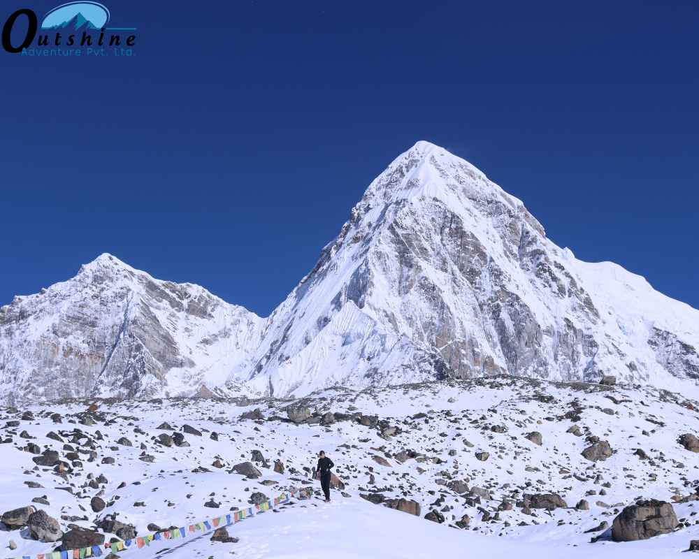 Sendero de alta montaña que conduce al paso Kongma La en el Everest Three Passes Trek de Nepal.