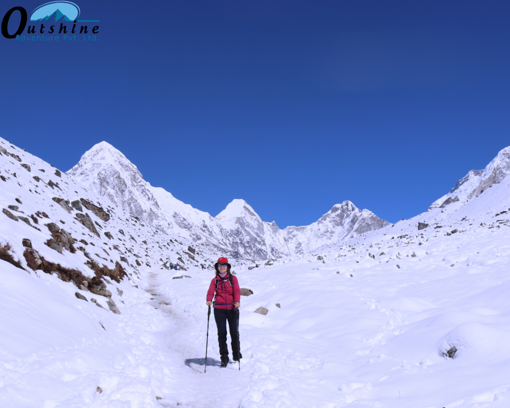 Impresionante panorama de montaña desde el paso Renjo La durante el Everest Three Passes Trek en Nepal.