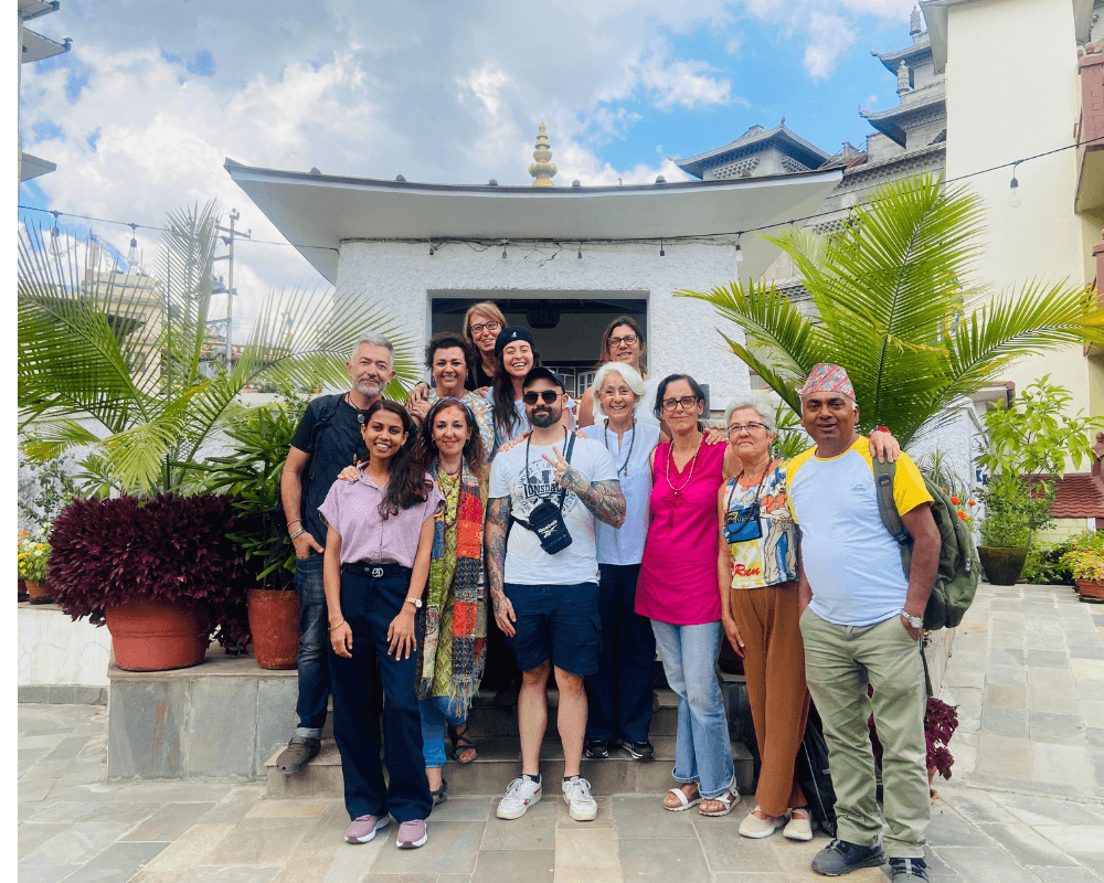 Guía femenina en aldeas locales Nepal