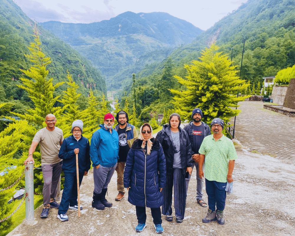 Grupo con guía femenina en trekking Nepal