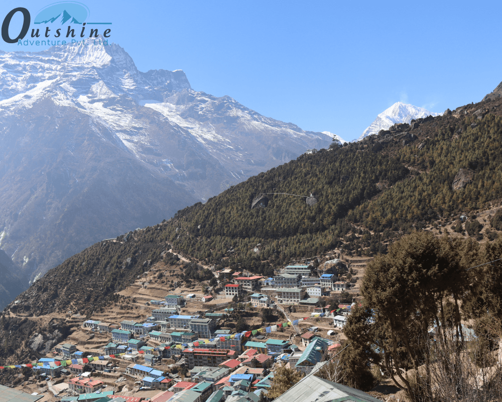 Senderistas llegando a Namche Bazaar durante el Trek al Campamento Base del Everest