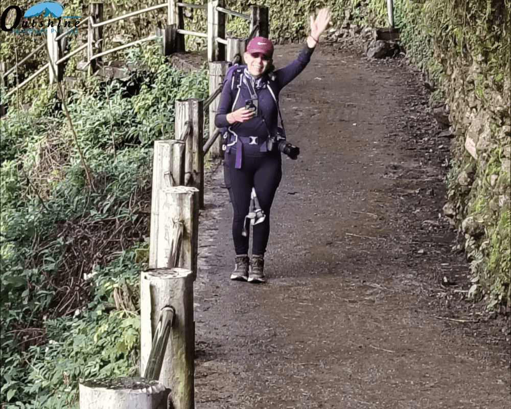 Mujer senderista en solitario en la ruta hacia el Campo Base del Everest