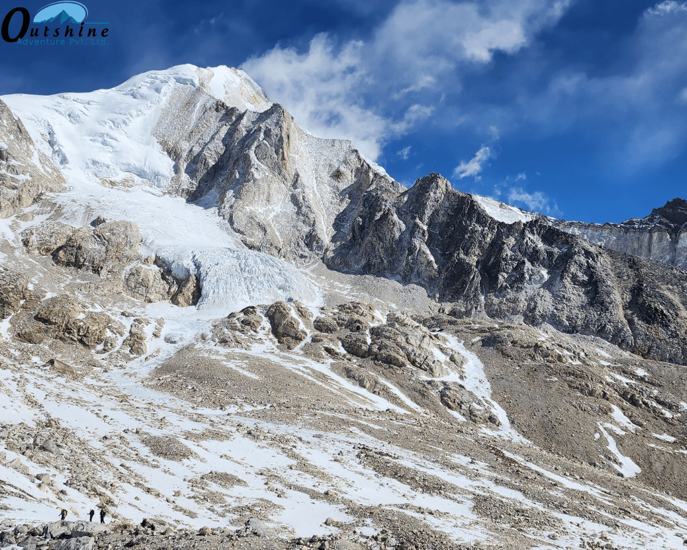Trekker solitario en la ruta del Circuito del Manaslu en Nepal