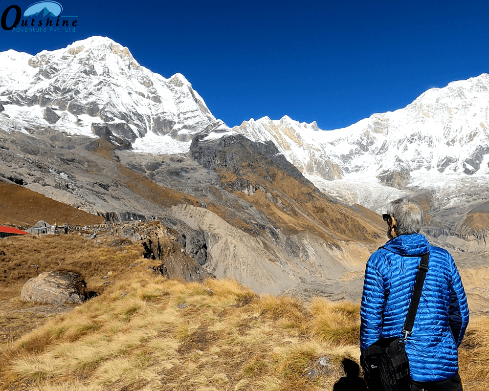 Trekker solitario caminando hacia el Campo Base del Annapurna en Nepal