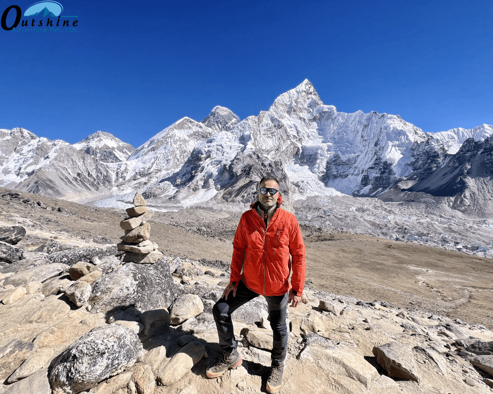 Senderistas disfrutando de la vista panorámica desde Kalapatthar en el Himalaya