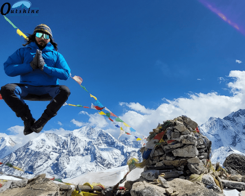 Trekker solitario en el Valle de Langtang durante una caminata en Nepal