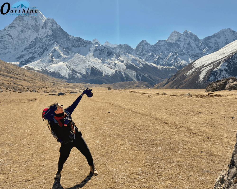 Trekker solitario señalando el Monte Everest en la región del Himalaya