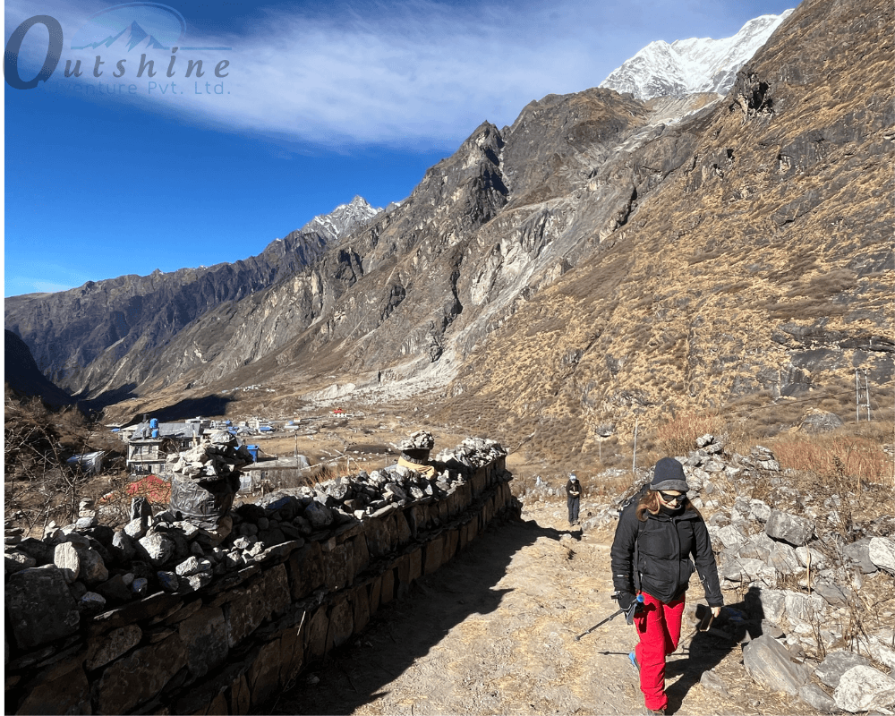 Excursionistas caminando por el sendero del Trek al Valle de Langtang en Nepal