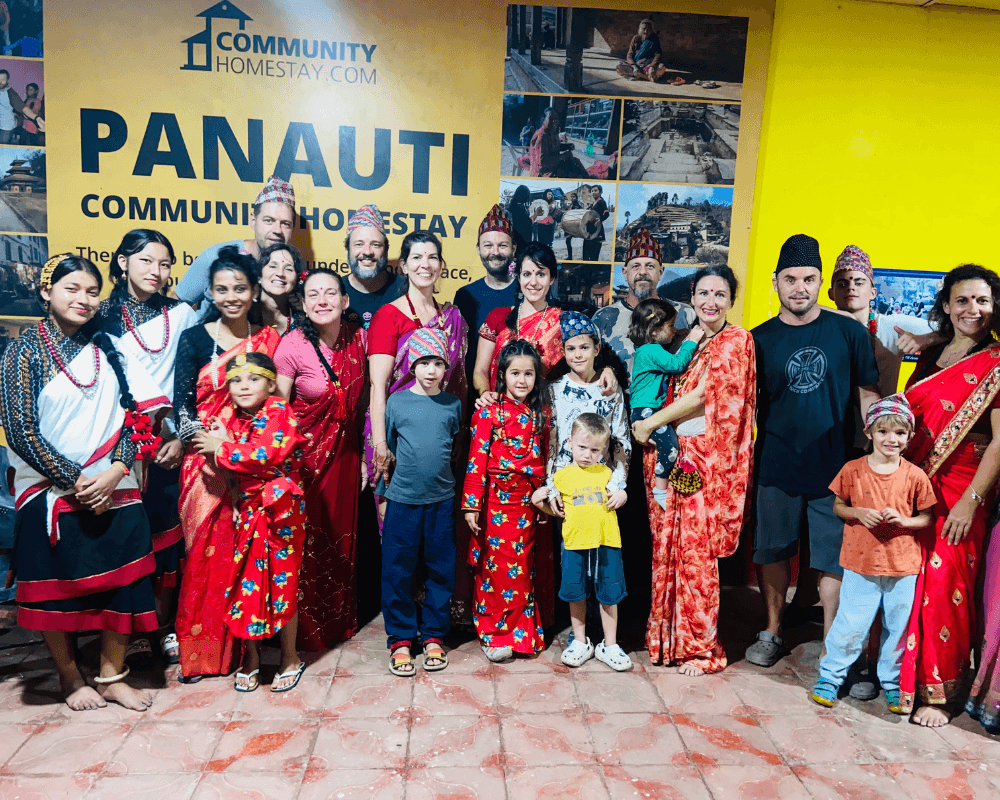 Turistas con guía femenina en nepal