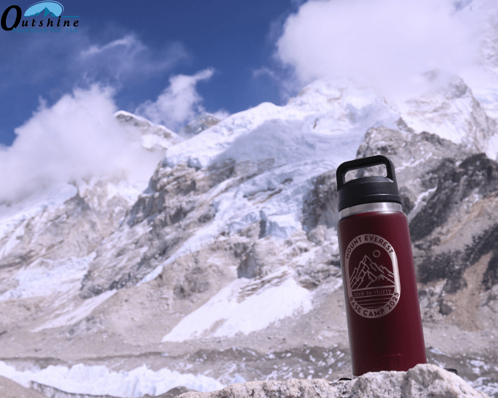 Botella de agua en el Campo Base del Everest rodeada de montañas del Himalaya