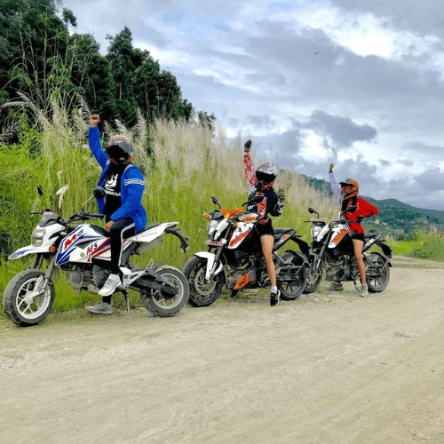 Viaje en moto por Nepal con paisajes de montaña y naturaleza