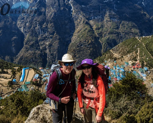 Senderistas En La Ruta De Kanchenjunga